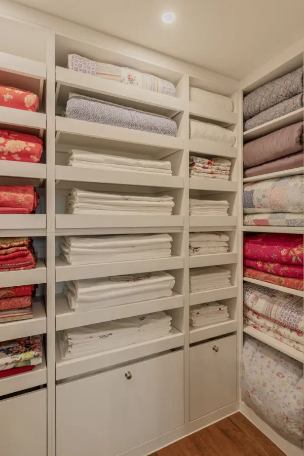 펜트하우스 맞춤형 빌트인 린넨 수납장 인테리어